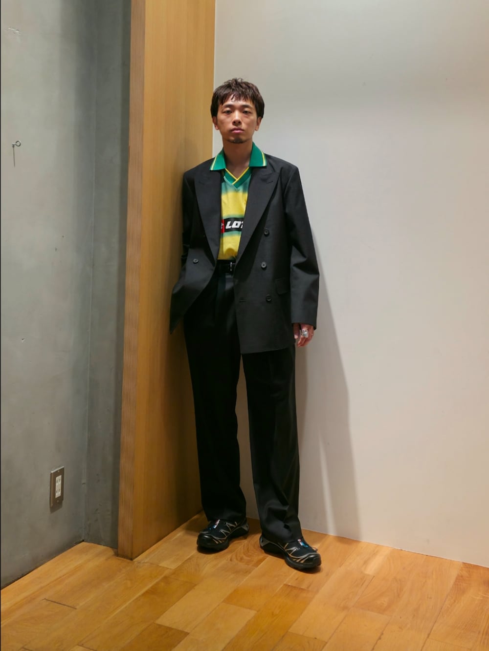 ブラック系のその他アウター、その他のTシャツ/カットソー、ブラック系のその他パンツを着用したメンズの秋コーディネートの4枚目の写真