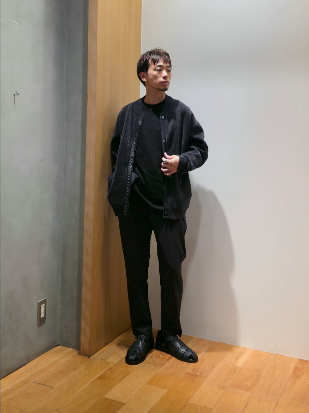 グレー系のカーディガン/ボレロ、ブラック系のTシャツ/カットソー、ブラック系のその他パンツを着用したメンズの秋コーディネートの4枚目の写真