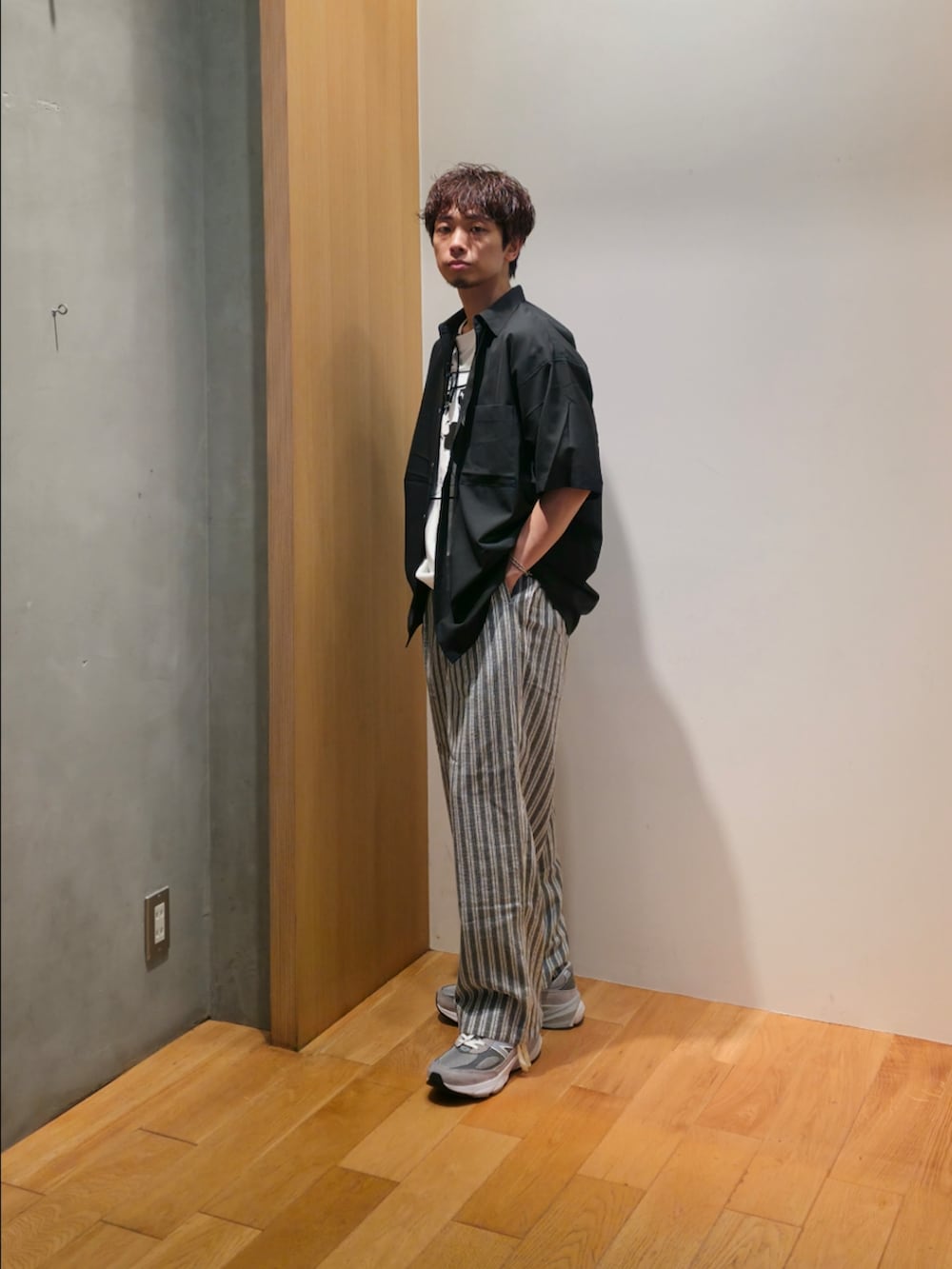 「サングラス、スポーツミックス、白Tシャツ、シアートップス、夏ルックで気分アップ、シンプルコーデ、きれいめカジュアル、夏コーデ、白パンツ、スニーカー、お出かけコーデ、フェススタイル、レイヤードスタイル、モノトーン、ロゴT」｜「URBAN RESEARCHのウォッシャブルウールサイロフィルショートスリーブシャツ（シャツ/ブラウス、ブラック系）」を使った、UR_SkmK.さん（メンズ・167cm）の夏コーディネートの2枚目の写真