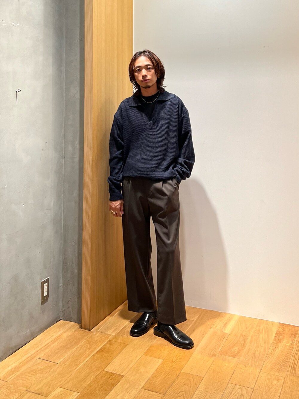 「秋コーデ、ブラウン、ロンT、休日スタイル、シンプルコーデ、きれいめカジュアル、大人カジュアル、お出かけコーデ、デートコーデ、ニット、スラックス、レイヤードスタイル、ワイドパンツ、モノトーン、低身長コーデ」|「URBAN RESEARCHのWAGAMI スキッパー ニット ポロシャツ(ニット/セーター、ブルー系)」を使った、UR_SkmK.さん(メンズ・167cm)の秋コーディネートの3枚目の写真