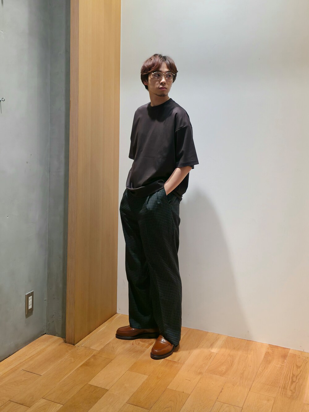 ホワイト系のシャツ/ブラウス、グレー系のTシャツ/カットソー、ブラック系のその他パンツを着用したメンズの夏コーディネートの6枚目の写真