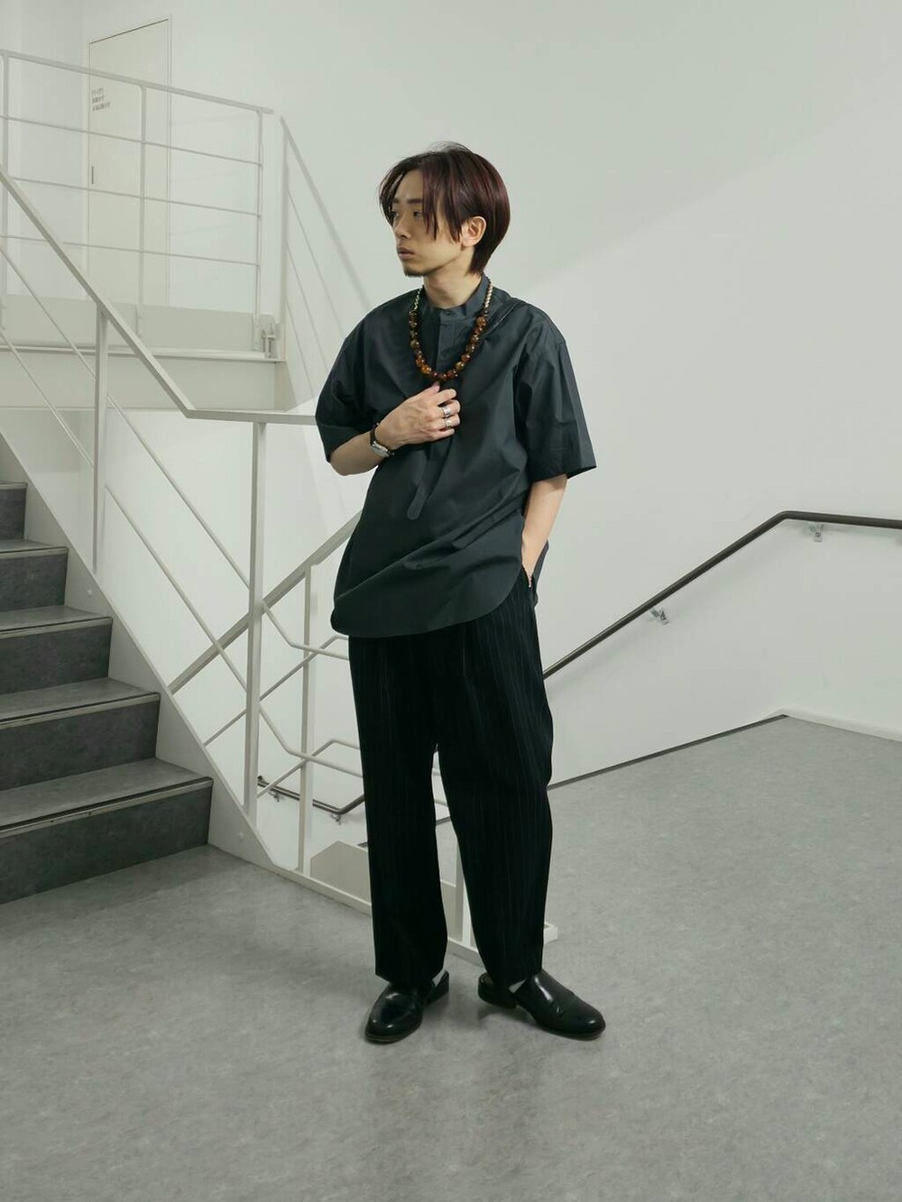 「大人カジュアル、ワイドパンツ、カジュアル、スラックス、モノトーン、ストリート、ゆるコーデ、オーバーサイズ、別注、デートコーデ、アウター、バッグ、きれいめカジュアル、ラフ、カジュアルコーデ」|「URBAN RESEARCHのnew basic 冷感COOL Tシャツ(Tシャツ/カットソー、ホワイト系)」を使った、UR_SkmK.さん(メンズ・167cm)の春コーディネートの5枚目の写真