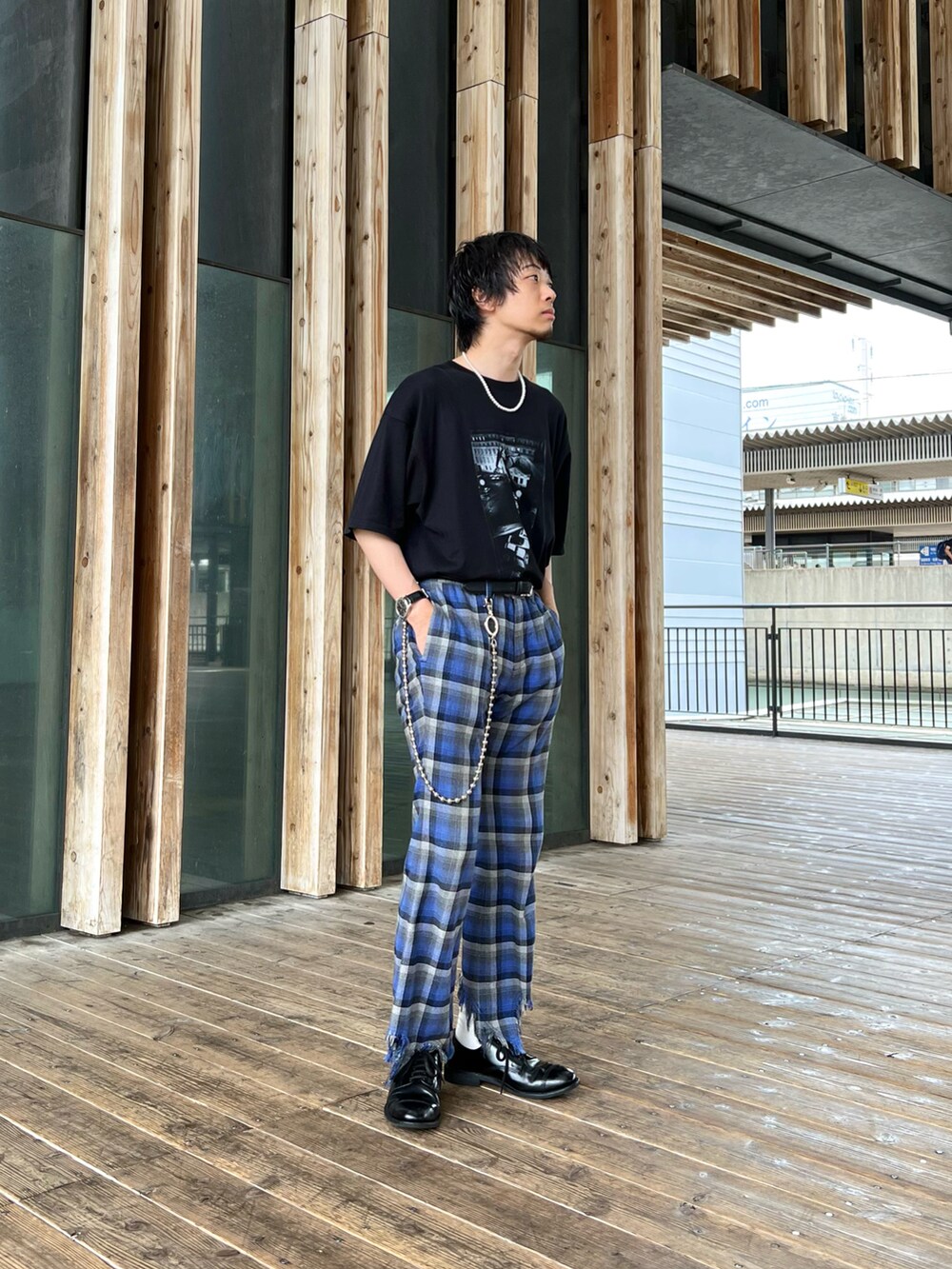 「夏コーデ、ストリート、休日スタイル、ゆるコーデ、夏だ!Tシャツ着よう!、ビッグT、ビッグシルエット、プリントT、柄パンツ、チェック柄に恋してる、チェックパンツ、革靴、タックイン、きれいめカジュアル、カラーパンツ」|「THE INTERNATIONAL IMAGESのアイテム(Tシャツ/カットソー、ブラック系)」を使った、UR_SkmK.さん(メンズ・167cm)の夏コーディネートの2枚目の写真
