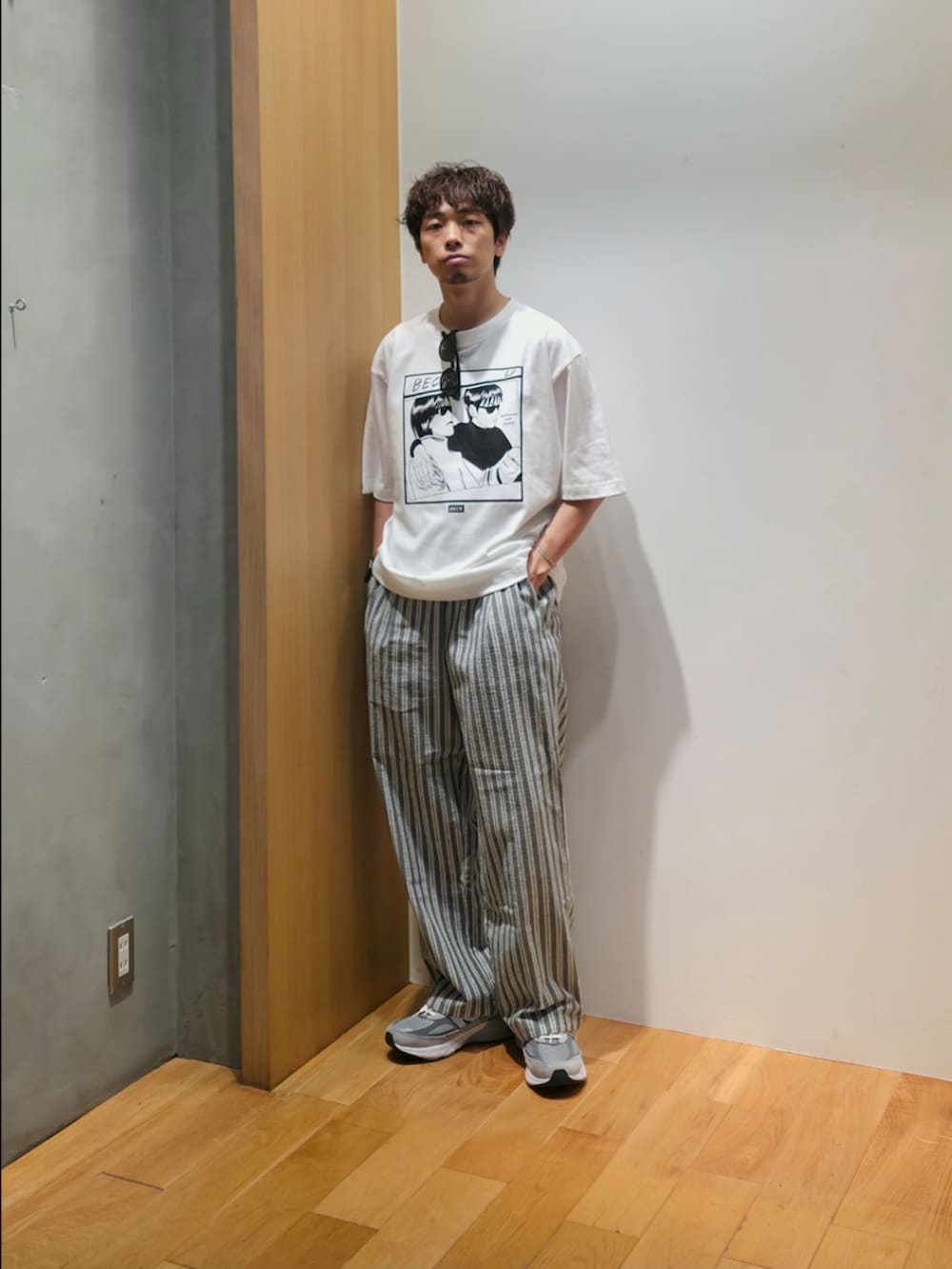 「サングラス、スポーツミックス、白Tシャツ、シアートップス、夏ルックで気分アップ、シンプルコーデ、きれいめカジュアル、夏コーデ、白パンツ、スニーカー、お出かけコーデ、フェススタイル、レイヤードスタイル、モノトーン、ロゴT」｜「URBAN RESEARCHのウォッシャブルウールサイロフィルショートスリーブシャツ（シャツ/ブラウス、ブラック系）」を使った、UR_SkmK.さん（メンズ・167cm）の夏コーディネートの3枚目の写真