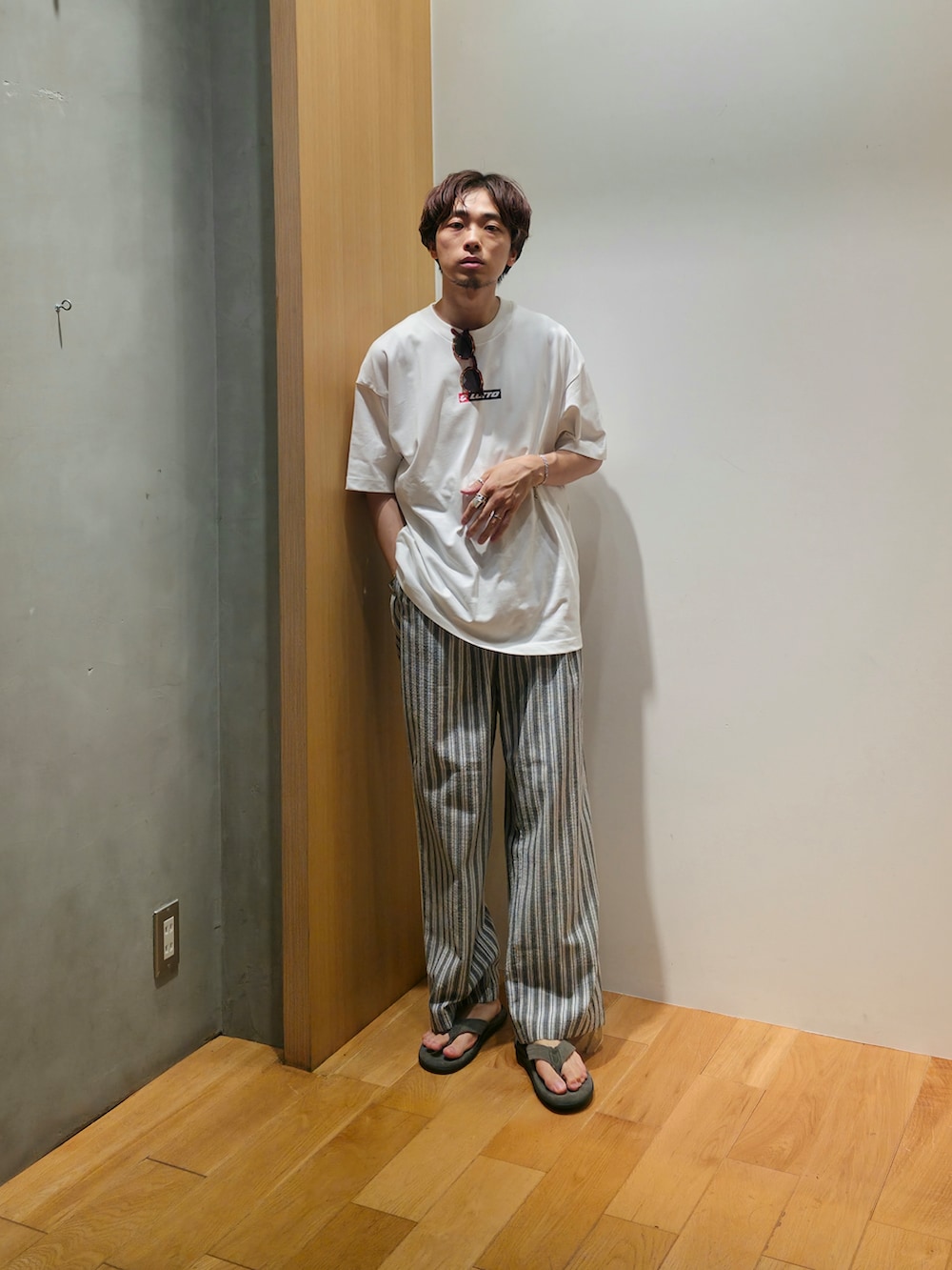 グレー系のその他アウター、ブラック系のシャツ/ブラウス、ホワイト系のTシャツ/カットソーを着用したメンズの夏コーディネートの4枚目の写真