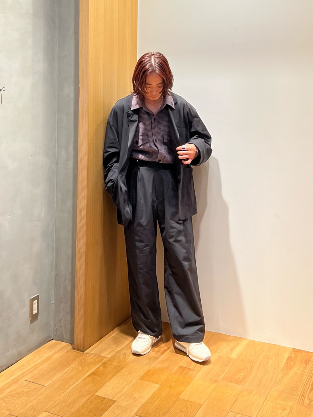 ブラック系のその他パンツ、ブルー系のシャツ/ブラウス、ブラック系のその他アウターを着用したメンズの秋コーディネートの2枚目の写真