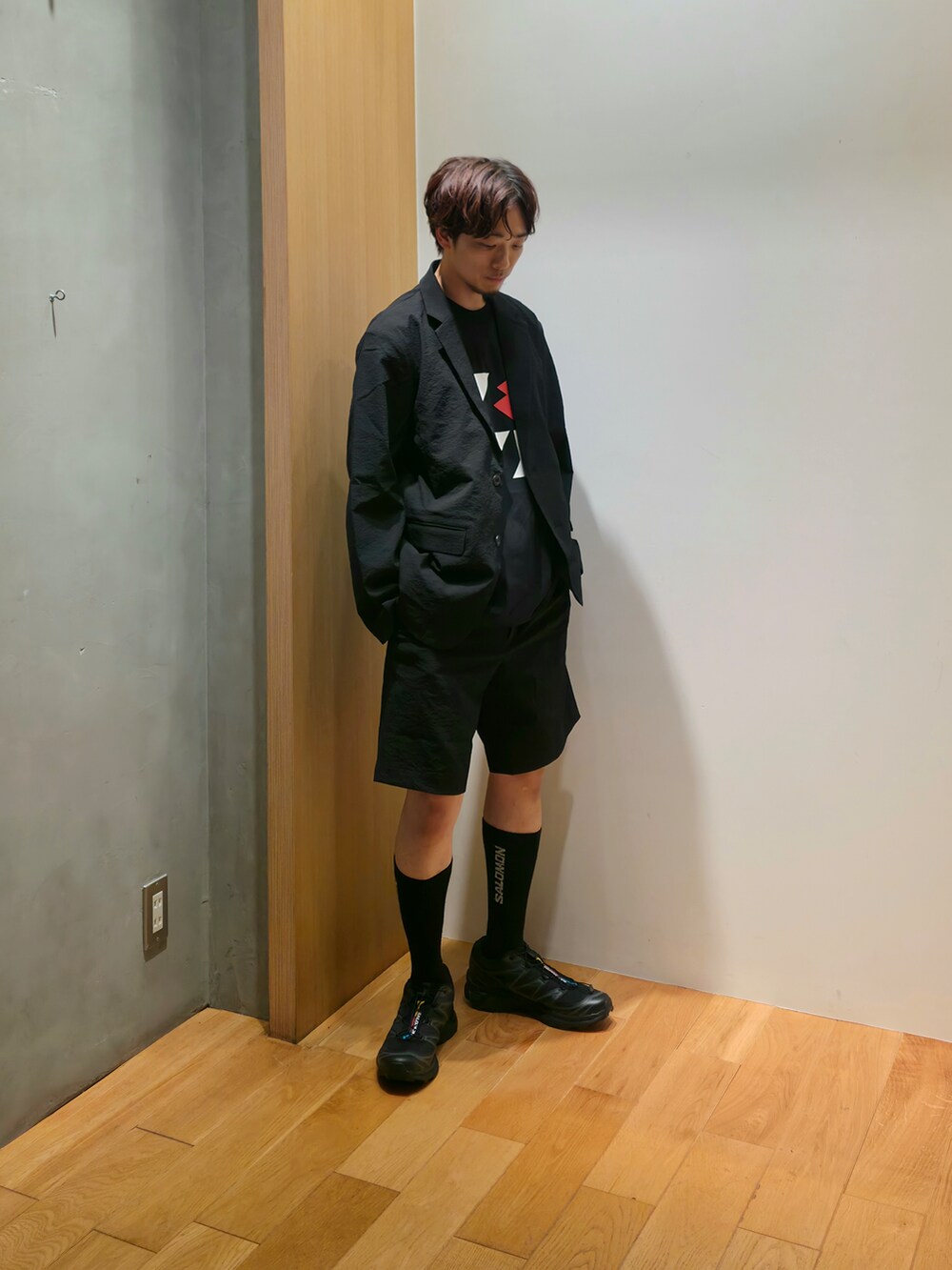 ブラック系のその他アウター、ブラック系のTシャツ/カットソー、ブラック系のその他パンツを着用したメンズの夏コーディネートの2枚目の写真