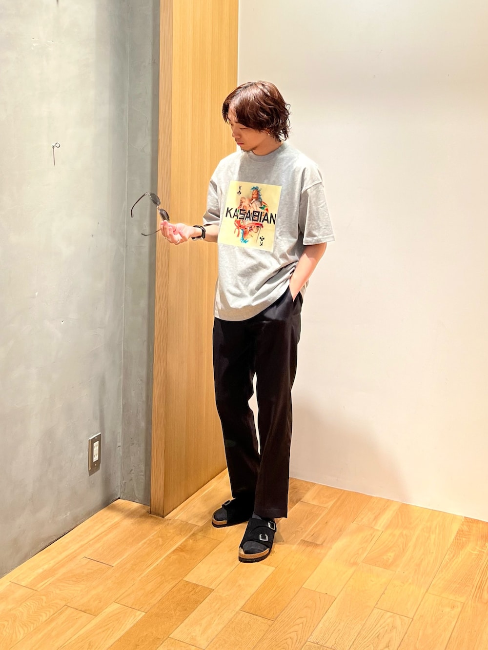 ブラック系のその他パンツ、ブラック系のサンダル、グレー系のTシャツ/カットソーを着用したメンズの夏コーディネートの2枚目の写真
