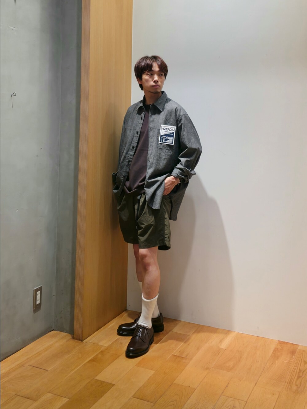 ブラック系のシャツ/ブラウス、グリーン系のTシャツ/カットソー、グリーン系のその他パンツを着用したメンズの夏コーディネートの2枚目の写真