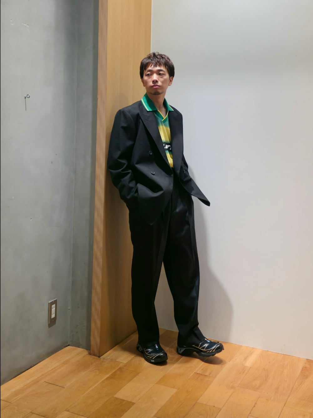 ブラック系のその他アウター、その他のTシャツ/カットソー、ブラック系のその他パンツを着用したメンズの秋コーディネートの3枚目の写真