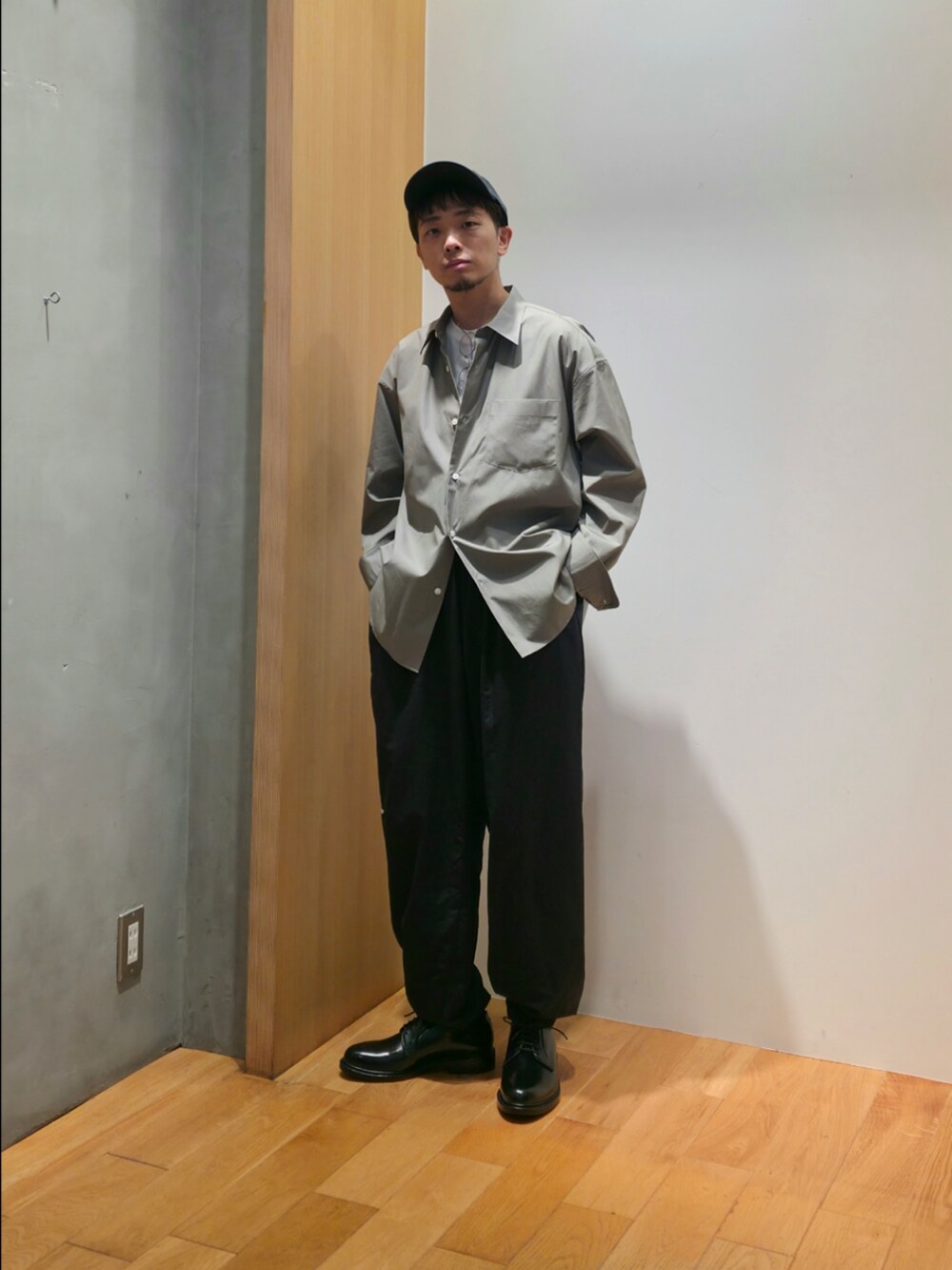 グリーン系のシャツ/ブラウス、ホワイト系のTシャツ/カットソー、ブルー系のその他パンツを着用したメンズの秋コーディネートの5枚目の写真