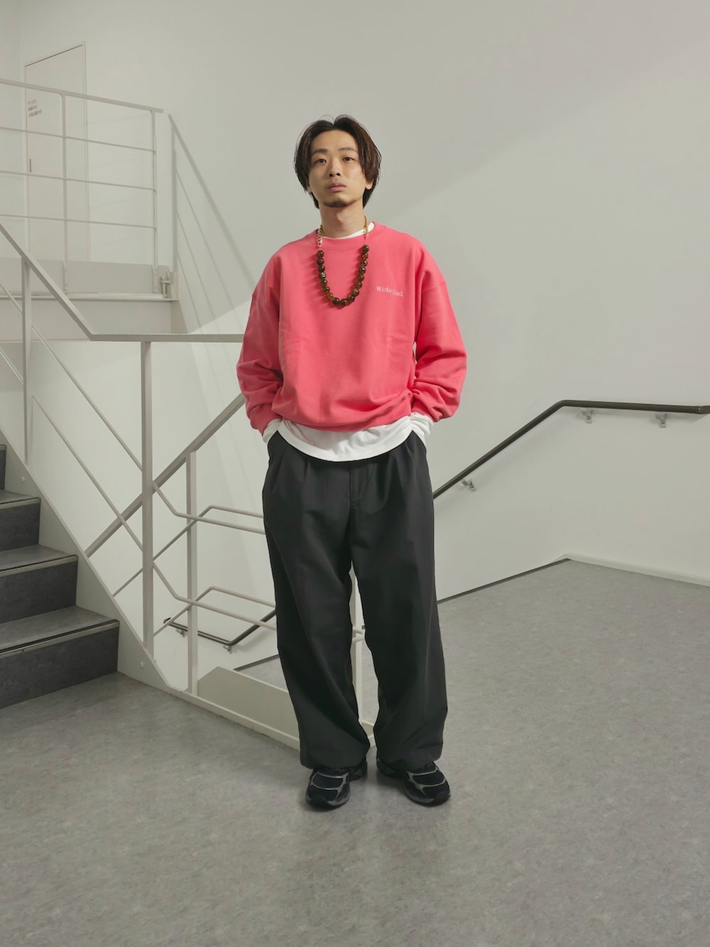 ブラック系のその他アウター、ピンク系のスウェット、ブラック系のその他パンツを着用したメンズの春コーディネートの3枚目の写真