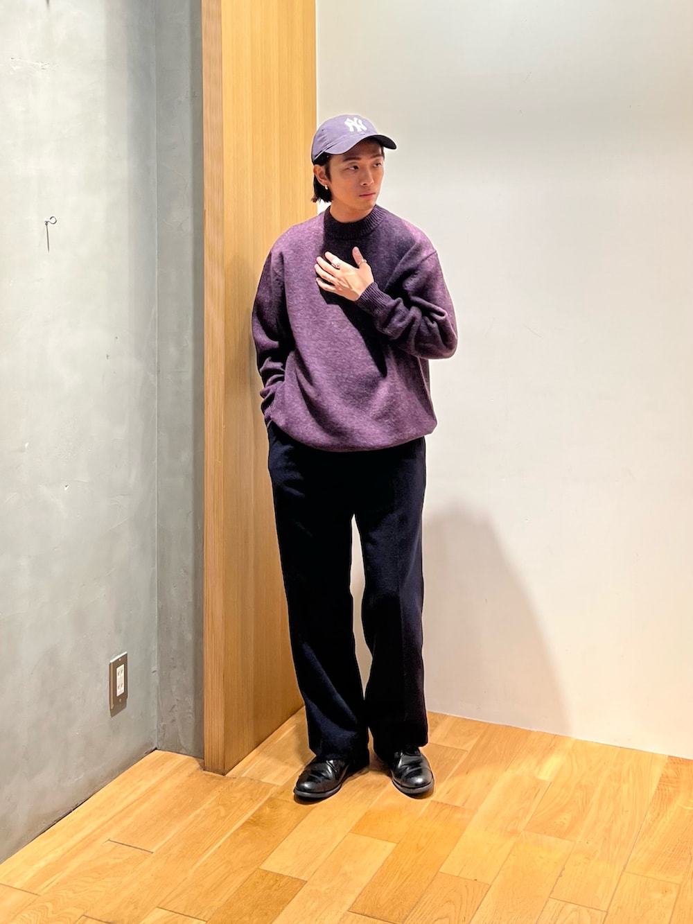 「ニット、レザー、冬コーデ、きれいめカジュアル、モード、お出かけコーデ、スラックス、冬アウター、モノトーン、キャップ、ミリタリー、シンプルコーデ、レイヤードスタイル、ハンドバッグ、大人カジュアル」|「ATONの『別注』ATON×URBAN RESEARCH M-65 FIELD JACKET(ナイロンジャケット、グレー系)」を使った、UR_SkmK.さん(メンズ・167cm)の秋コーディネートの4枚目の写真