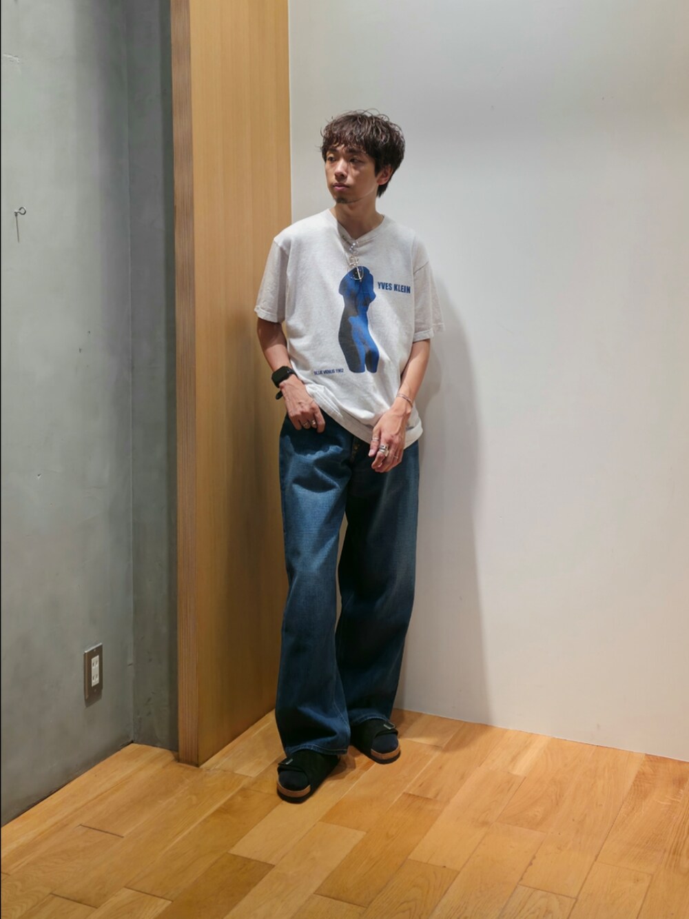 グレー系のカバーオール、その他のTシャツ/カットソー、ブルー系のデニムパンツを着用したメンズの夏コーディネートの4枚目の写真