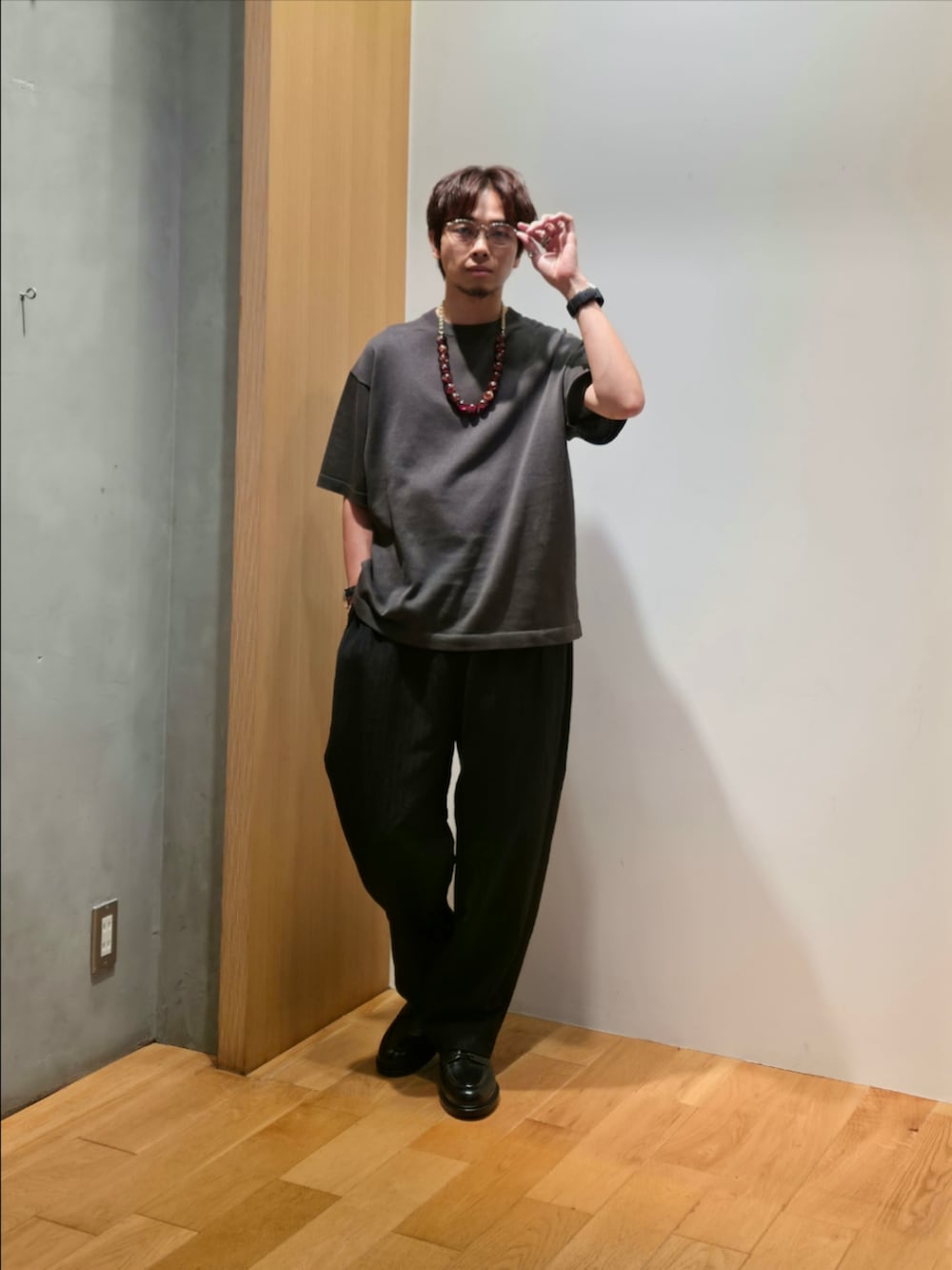 グレー系のニット/セーター、ブルー系のその他パンツ、ブラック系のドレスシューズを着用したメンズの夏コーディネートの4枚目の写真