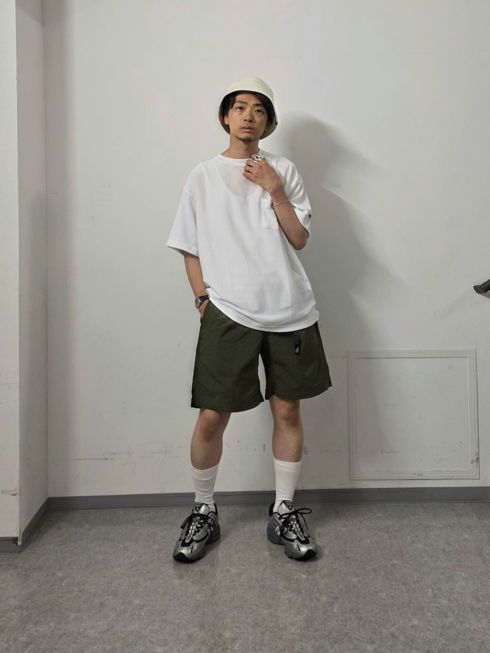 「レイヤードスタイル、スポーツミックス、バケットハット、白Tシャツ、雨の日コーデ、デートコーデ、淡色コーデ、ハーフパンツ、スニーカー、Tシャツ、夏コーデ、シンプルコーデ、ストリート、休日スタイル、大人カジュアル」｜「ChampionのLOWERCASE×Champion　速乾ReverseWEave TEE（Tシャツ/カットソー、ホワイト系）」を使った、UR_SkmK.さん（メンズ・167cm）の夏コーディネートの2枚目の写真