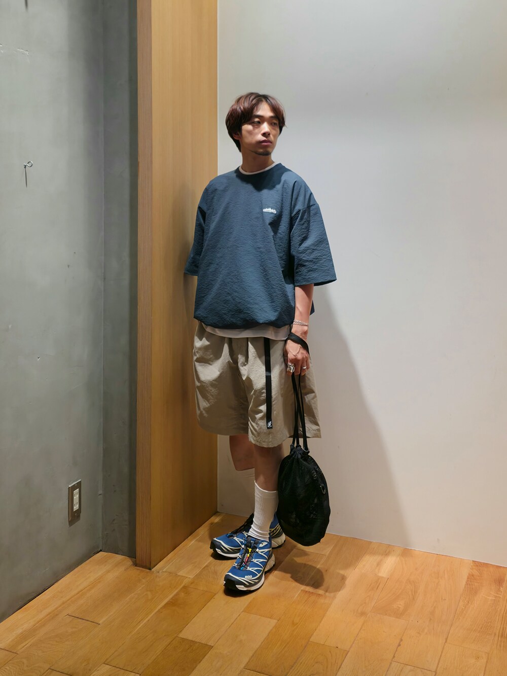ブルー系のTシャツ/カットソー、ホワイト系のTシャツ/カットソー、グレー系のその他パンツを着用したメンズの夏コーディネートの4枚目の写真
