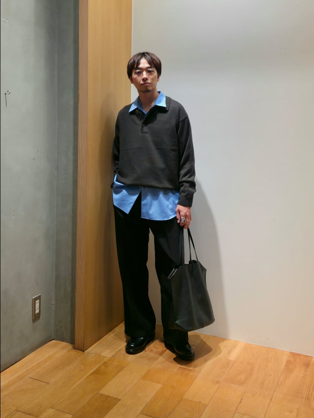 ブラウン系のニット/セーター、ブルー系のシャツ/ブラウス、ブラック系のその他パンツを着用したメンズの秋コーディネートの2枚目の写真