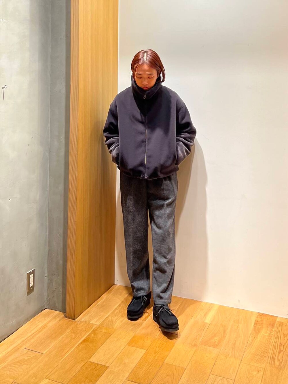 グレー系のスラックス、ブラック系のその他シューズ、グレー系のその他アウターを着用したメンズの冬コーディネートの5枚目の写真