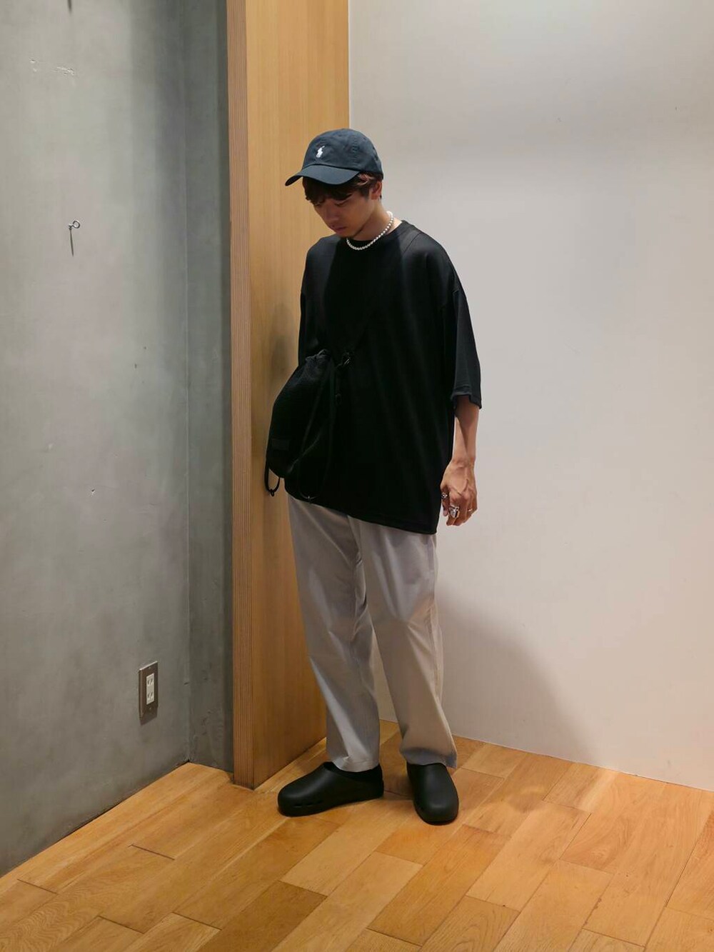 グレー系のその他パンツ、ブラック系のショルダーバッグ、ブラック系のサンダルを着用したメンズの夏コーディネートの3枚目の写真