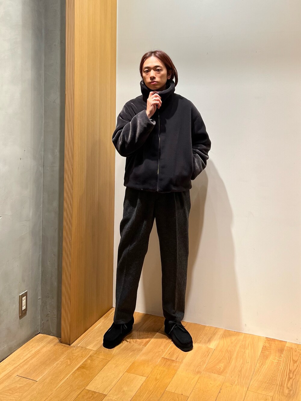 「フリース、冬アウター、最近のいい感じコーデ、モード、お出かけコーデ、スラックス、モノトーン、ブーツ、テーマパークコーデ、クリスマスに着たい服、チェック、マイベストコーデ2024、休日スタイル、シャツスタイル、きれいめカジュアル」｜「URBAN RESEARCHのエコファージップコート（その他アウター、グレー系）」を使った、UR_SkmK.さん（メンズ・167cm）の冬コーディネートの4枚目の写真