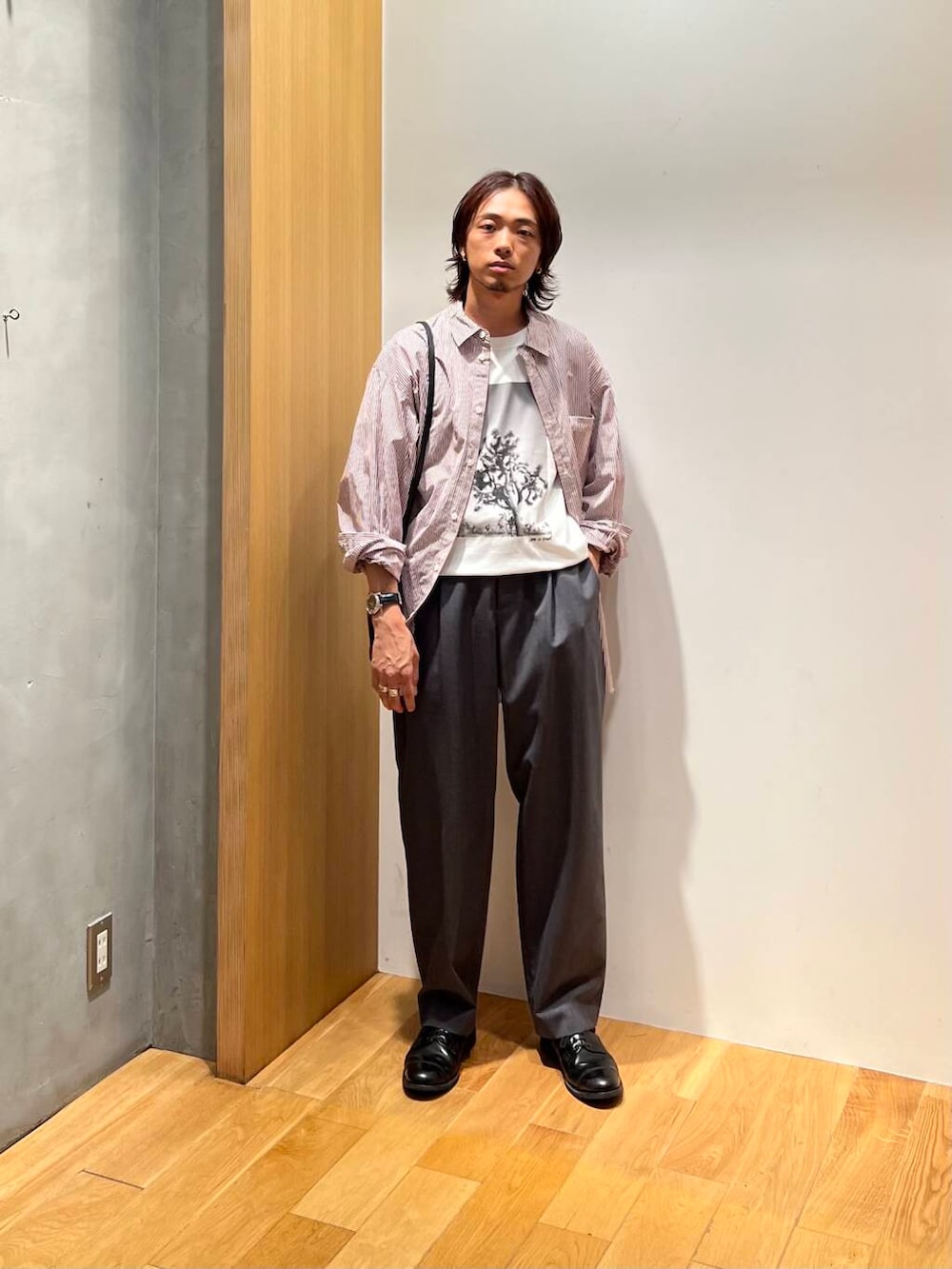 グレー系のその他パンツ、その他のシャツ/ブラウス、ブラック系のショルダーバッグを着用したメンズの夏コーディネートの3枚目の写真