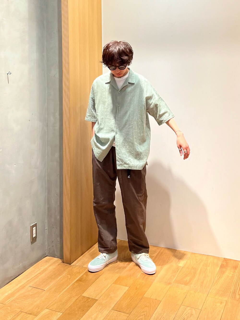 グリーン系のシャツ/ブラウス、ホワイト系のTシャツ/カットソー、ブラウン系のその他パンツを着用したメンズの春コーディネートの2枚目の写真