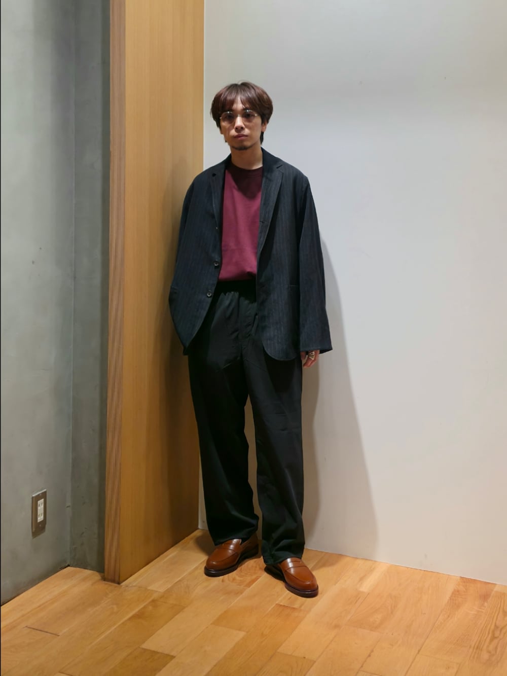 ブルー系のその他アウター、レッド系のTシャツ/カットソー、ブラック系のその他パンツを着用したメンズの夏コーディネートの2枚目の写真