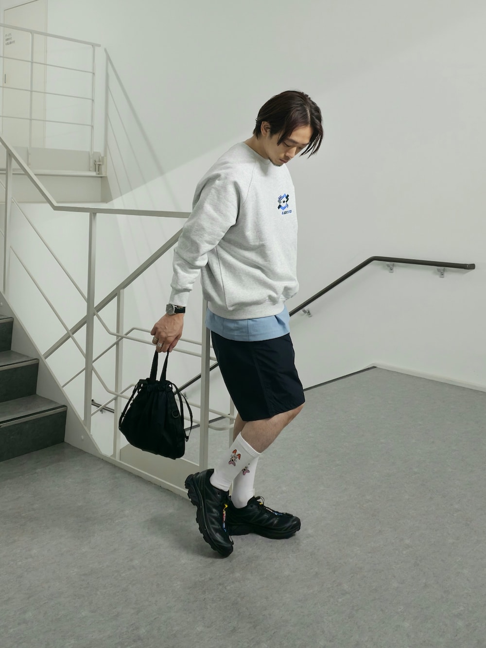 ブルー系のTシャツ/カットソー、ブラック系のその他パンツ、ブラック系のショルダーバッグを着用したメンズの春コーディネートの2枚目の写真