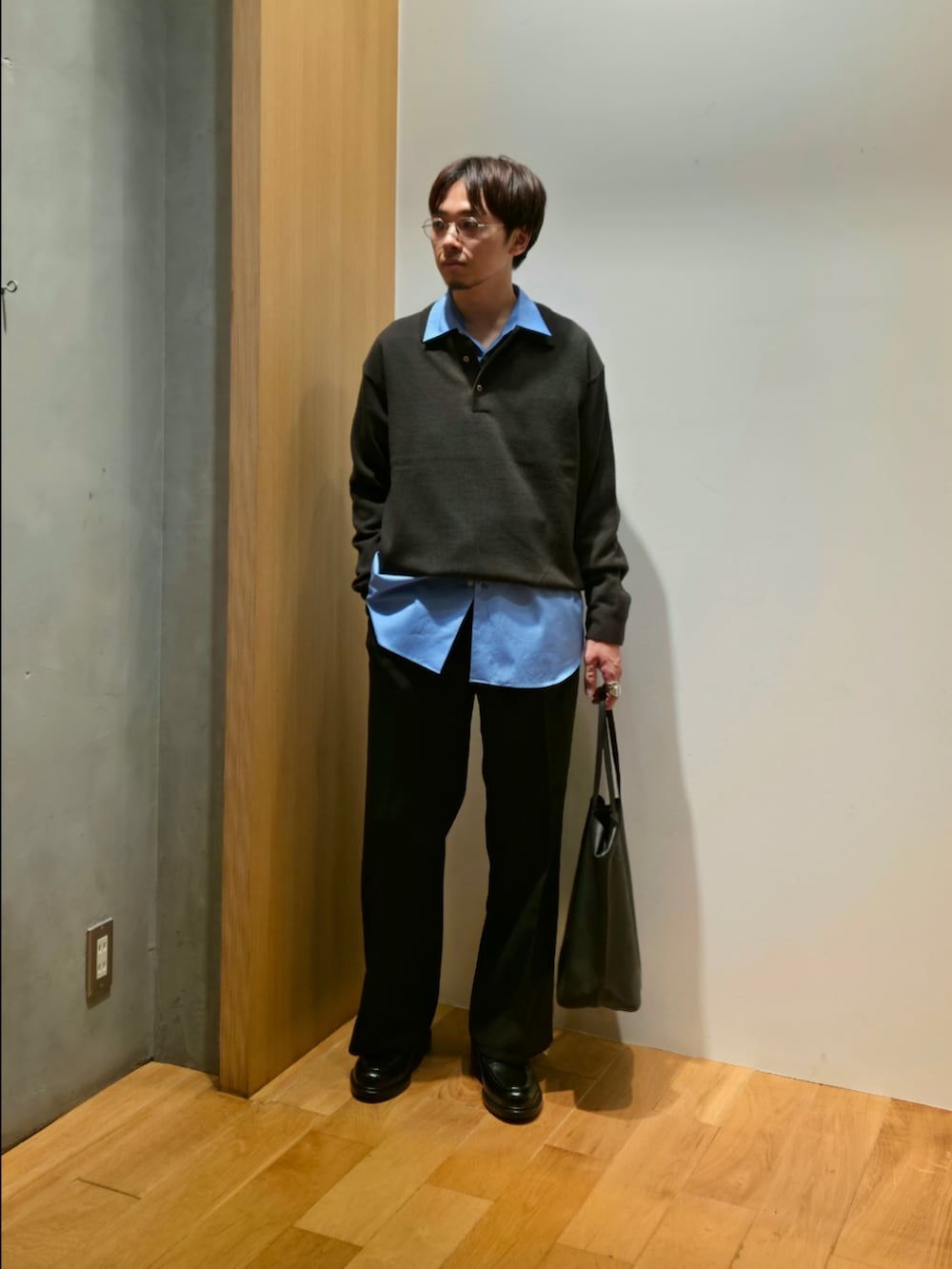 ブラウン系のニット/セーター、ブルー系のシャツ/ブラウス、ブラック系のその他パンツを着用したメンズの秋コーディネートの5枚目の写真