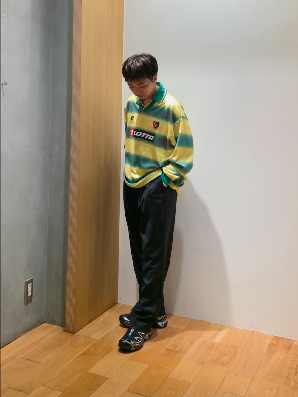 ブラック系のその他アウター、その他のTシャツ/カットソー、ブラック系のその他パンツを着用したメンズの秋コーディネートの5枚目の写真