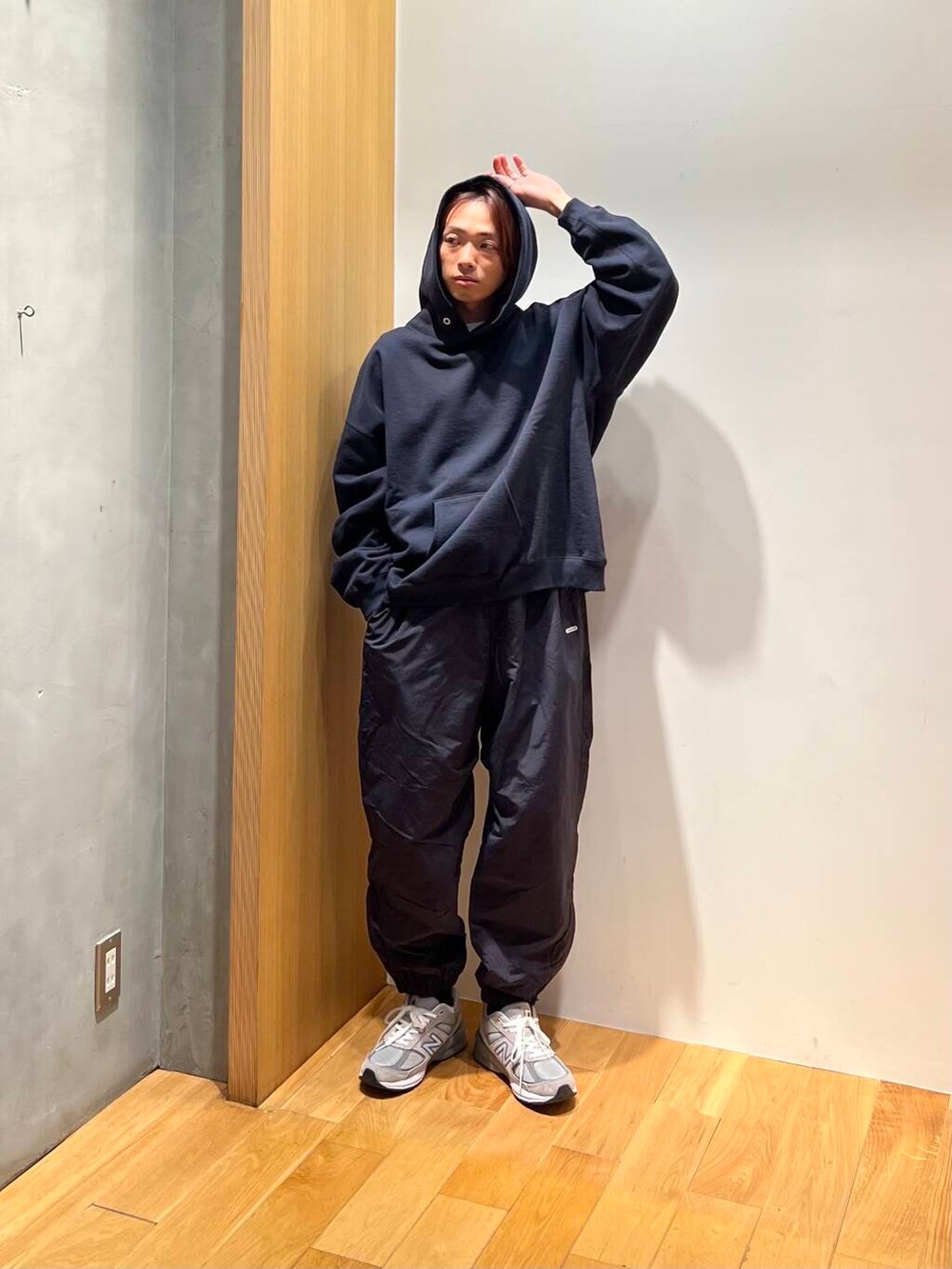 ブラック系のダウンジャケット/コート、ブルー系のパーカー、ブラック系のその他パンツを着用したメンズの冬コーディネートの5枚目の写真