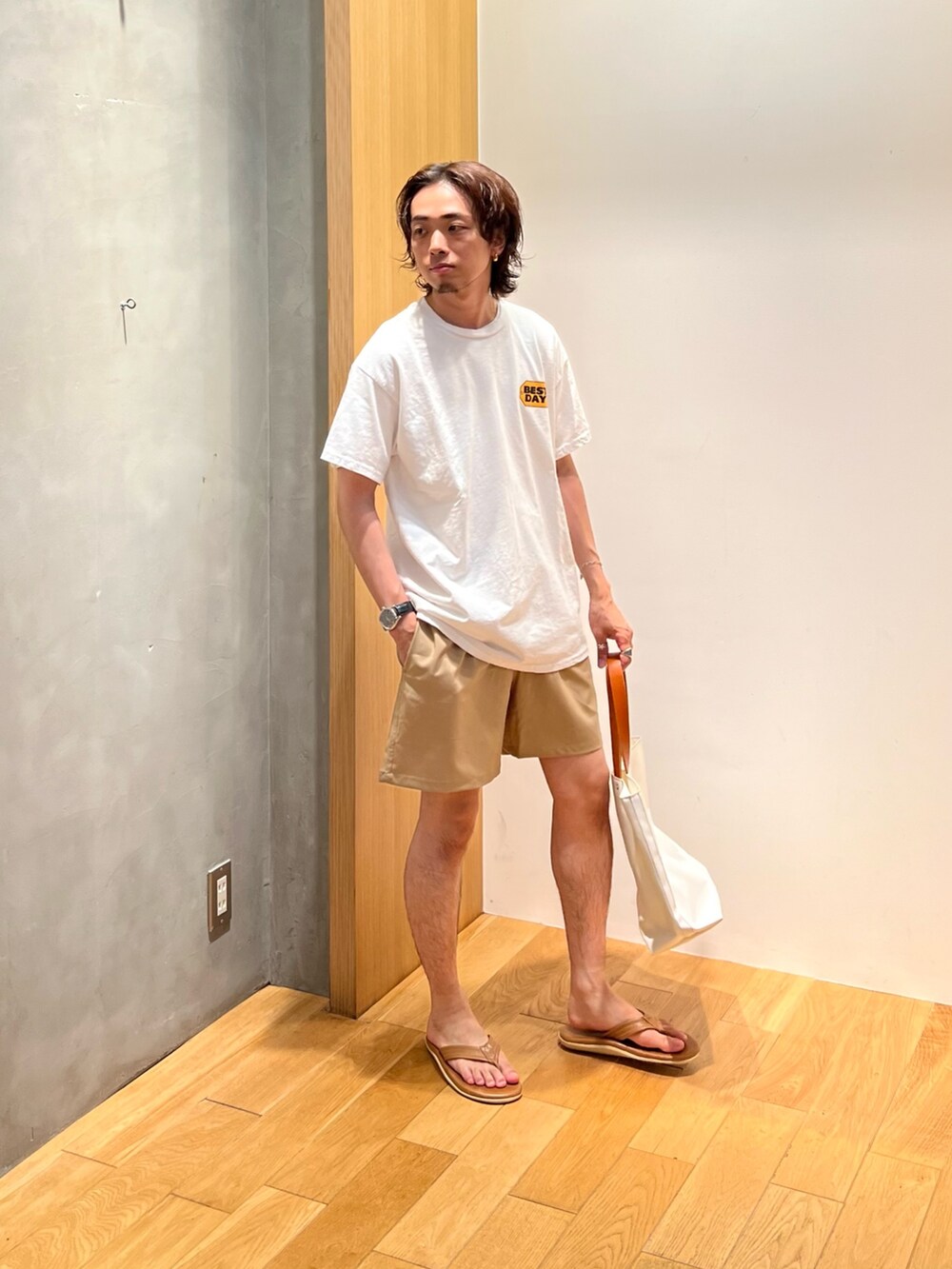 ブラウン系のサンダル、ホワイト系のトートバッグ、その他のその他を着用したメンズの夏コーディネートの2枚目の写真