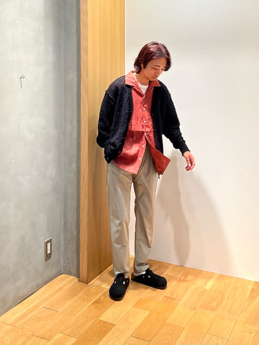 「テーマパークコーデ、おしゃ見えテクニック、フェススタイル、サンダル、シンプル、シャツスタイル、カーディガン、シアートップス、白Tシャツ、アウトドアスタイル、きれいめカジュアル、休日スタイル、リネン、夏コーデ、スポーツミックス」｜「URBAN RESEARCHの透かし編みVカーディガン（ニット/セーター、ブラック系）」を使った、UR_SkmK.さん（メンズ・167cm）の夏コーディネートの3枚目の写真