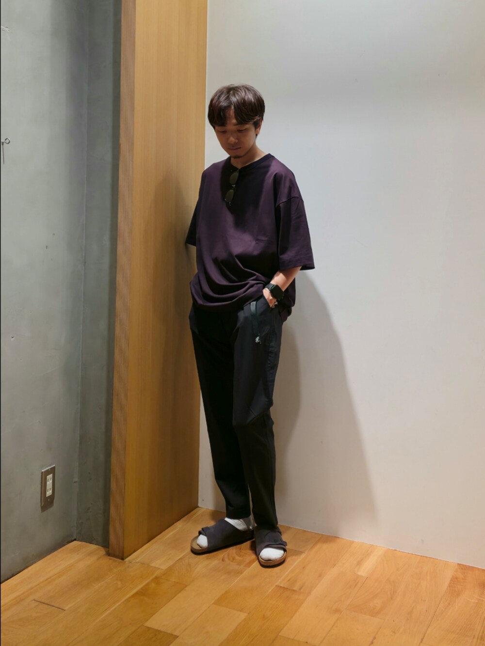 ブラック系のその他パンツ、グレー系のサンダル、ブラック系のナイロンジャケットを着用したメンズの夏コーディネートの3枚目の写真