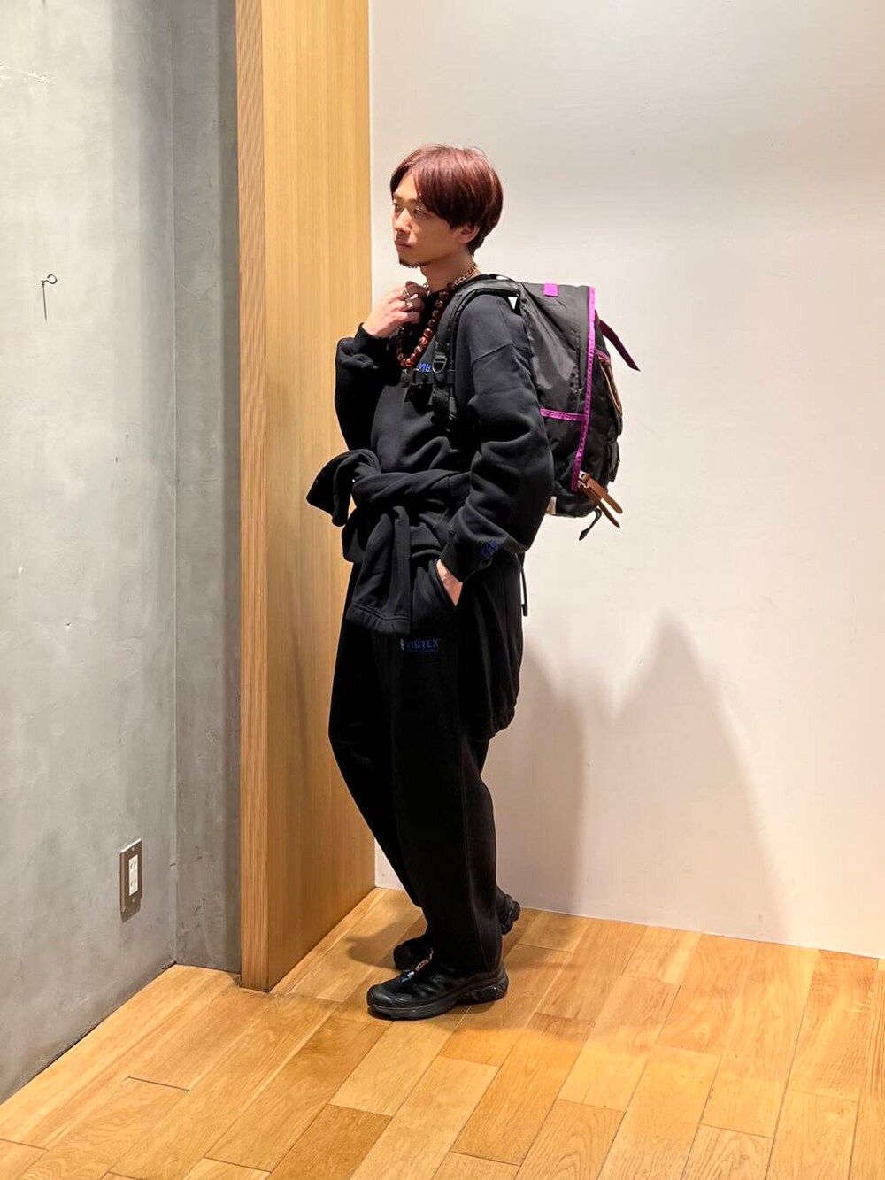 ブラック系のスウェット、ブラック系のその他パンツ、ブラック系のブルゾンを着用したメンズの冬コーディネートの3枚目の写真