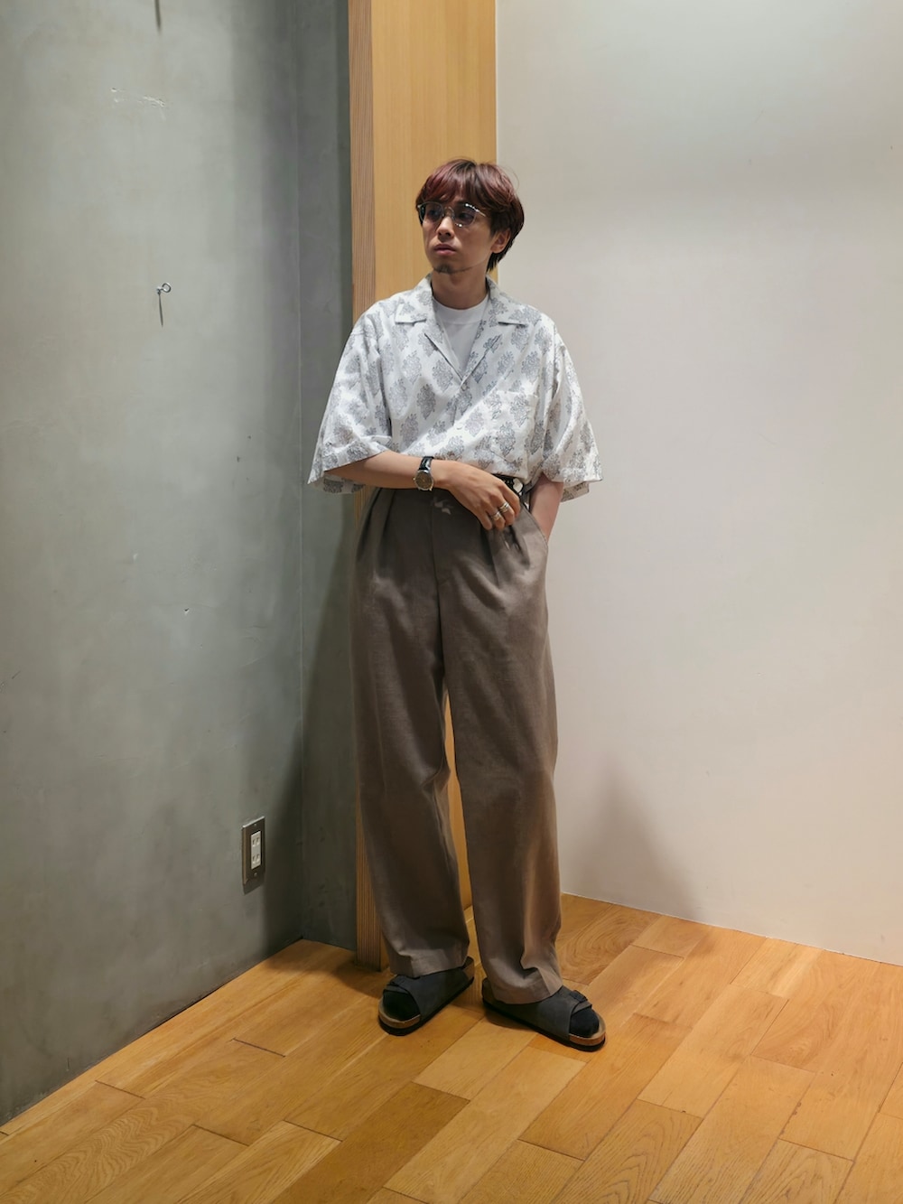 ホワイト系のTシャツ/カットソー、グレー系のその他パンツ、グレー系のサンダルを着用したメンズの夏コーディネートの2枚目の写真