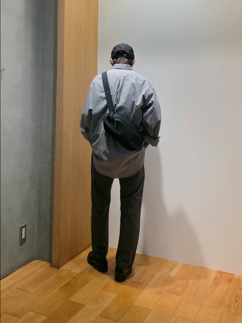 ブラック系のTシャツ/カットソー、グレー系のその他パンツ、ブラック系のドレスシューズを着用したメンズの夏コーディネートの3枚目の写真