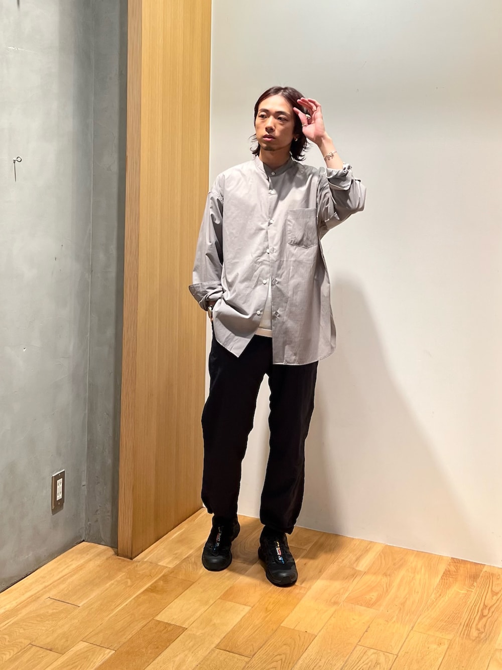 「テーマパークコーデ、おしゃ見えテクニック、フェススタイル、シンプル、白Tシャツ、アウトドアスタイル、きれいめカジュアル、休日スタイル、夏コーデ、スポーツミックス、スニーカー、シャツスタイル、GRAMICCI、大人カジュアル、お出かけコーデ」｜「URBAN RESEARCHのC/Nエアーワッシャーシャツ（シャツ/ブラウス、グレー系）」を使った、UR_SkmK.さん（メンズ・167cm）の夏コーディネートの3枚目の写真