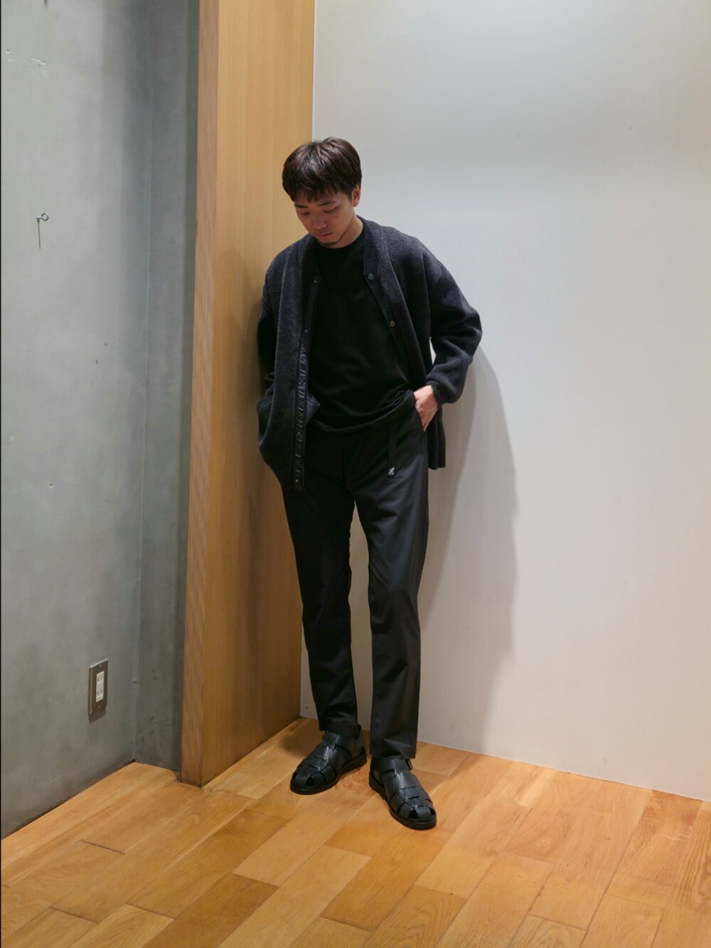 グレー系のカーディガン/ボレロ、ブラック系のTシャツ/カットソー、ブラック系のその他パンツを着用したメンズの秋コーディネートの2枚目の写真