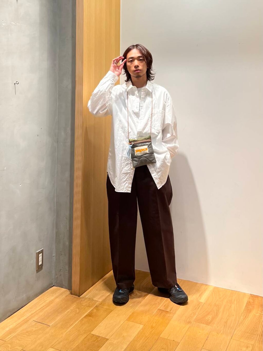 ブラウン系のその他パンツ、ホワイト系のシャツ/ブラウス、ブラック系のスニーカーを着用したメンズの夏コーディネートの5枚目の写真