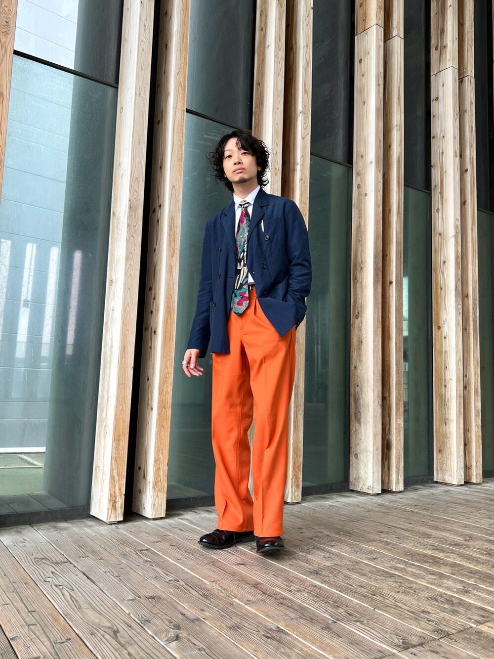 「春コーデ、春アウター、きれいめカジュアル、オフィスカジュアル、休日スタイル、ストリート、オトナカジュアル、タックイン、テーラードジャケット、ダブルジャケット、白シャツ、カラーパンツ、ネクタイ、革靴、春夏コーデ」|「UNUSEDのアイテム(テーラードジャケット、ブルー系)」を使った、UR_SkmK.さん(メンズ・167cm)の春コーディネートの2枚目の写真