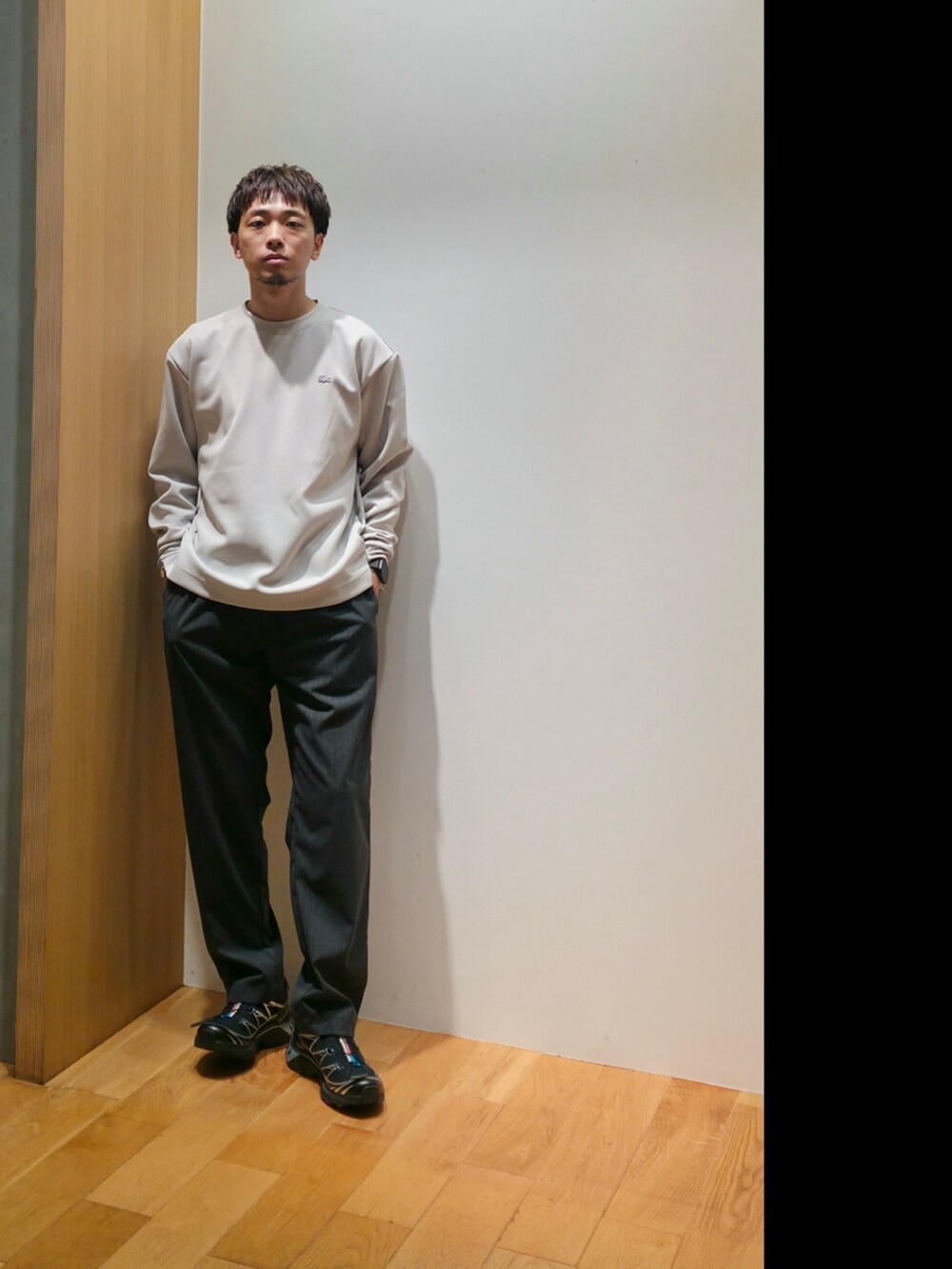 ホワイト系のTシャツ/カットソー、ブラック系のスニーカー、ブラック系のショルダーバッグを着用したメンズの秋コーディネートの4枚目の写真