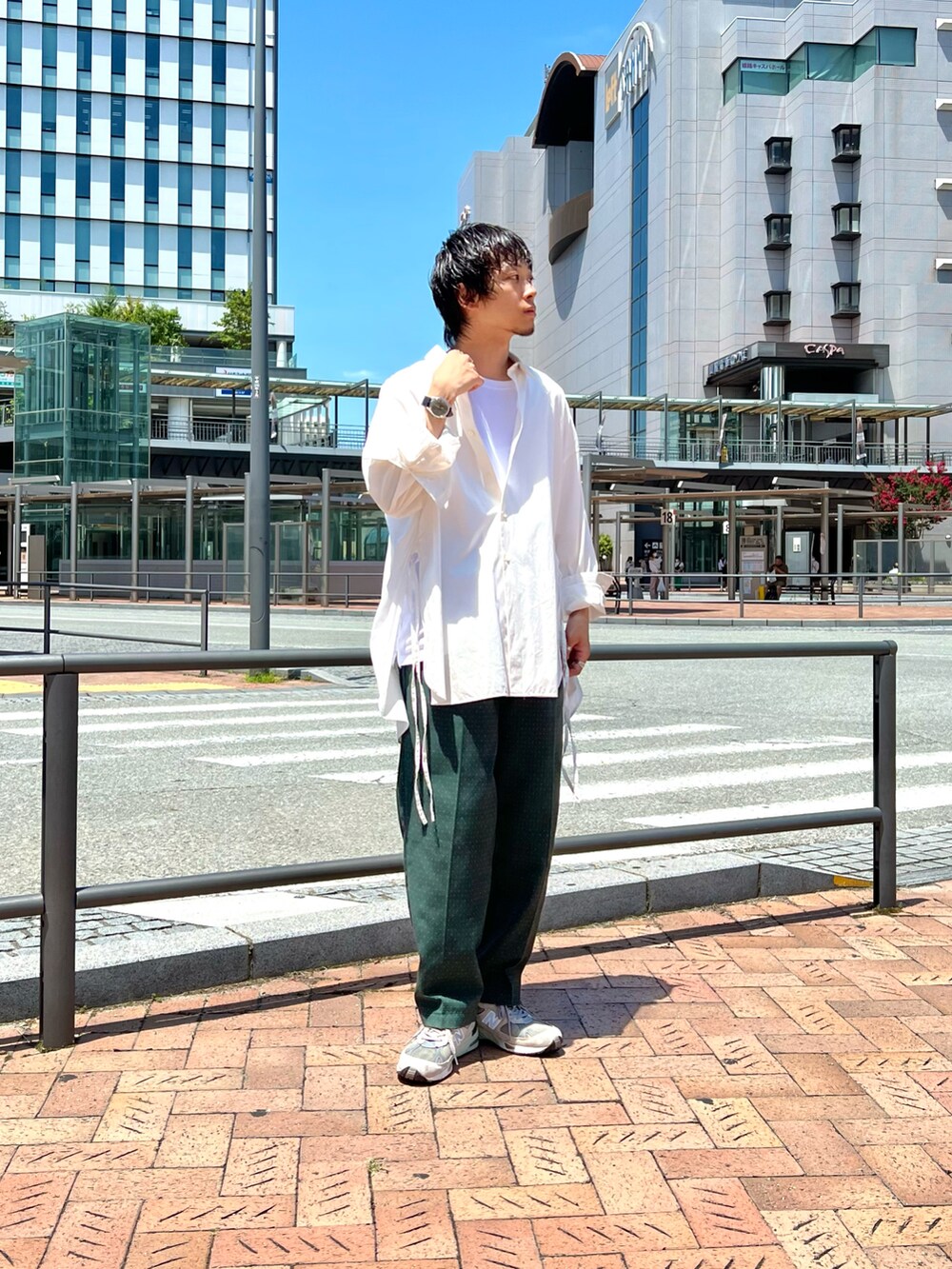 ホワイト系のシャツ/ブラウス、ホワイト系のTシャツ/カットソー、グリーン系のその他パンツを着用したメンズの夏コーディネートの2枚目の写真