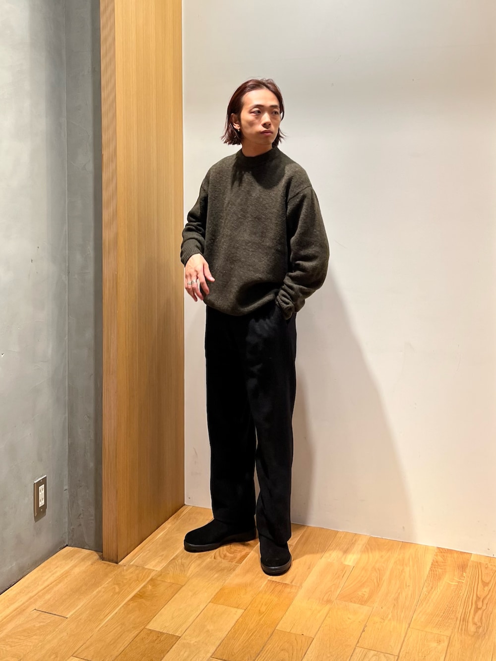 「クリスマスに着たい服、モノトーン、ブーツ、ニット、テーマパークコーデ、レザー、チェック、マイベストコーデ2024、冬コーデ、休日スタイル、きれいめカジュアル、レイヤードスタイル、ワイドパンツ、お出かけコーデ、シンプルコーデ」｜「BarbourのBarbour　os transport wax jacket（その他アウター、グレー系）」を使った、UR_SkmK.さん（メンズ・167cm）の冬コーディネートの6枚目の写真