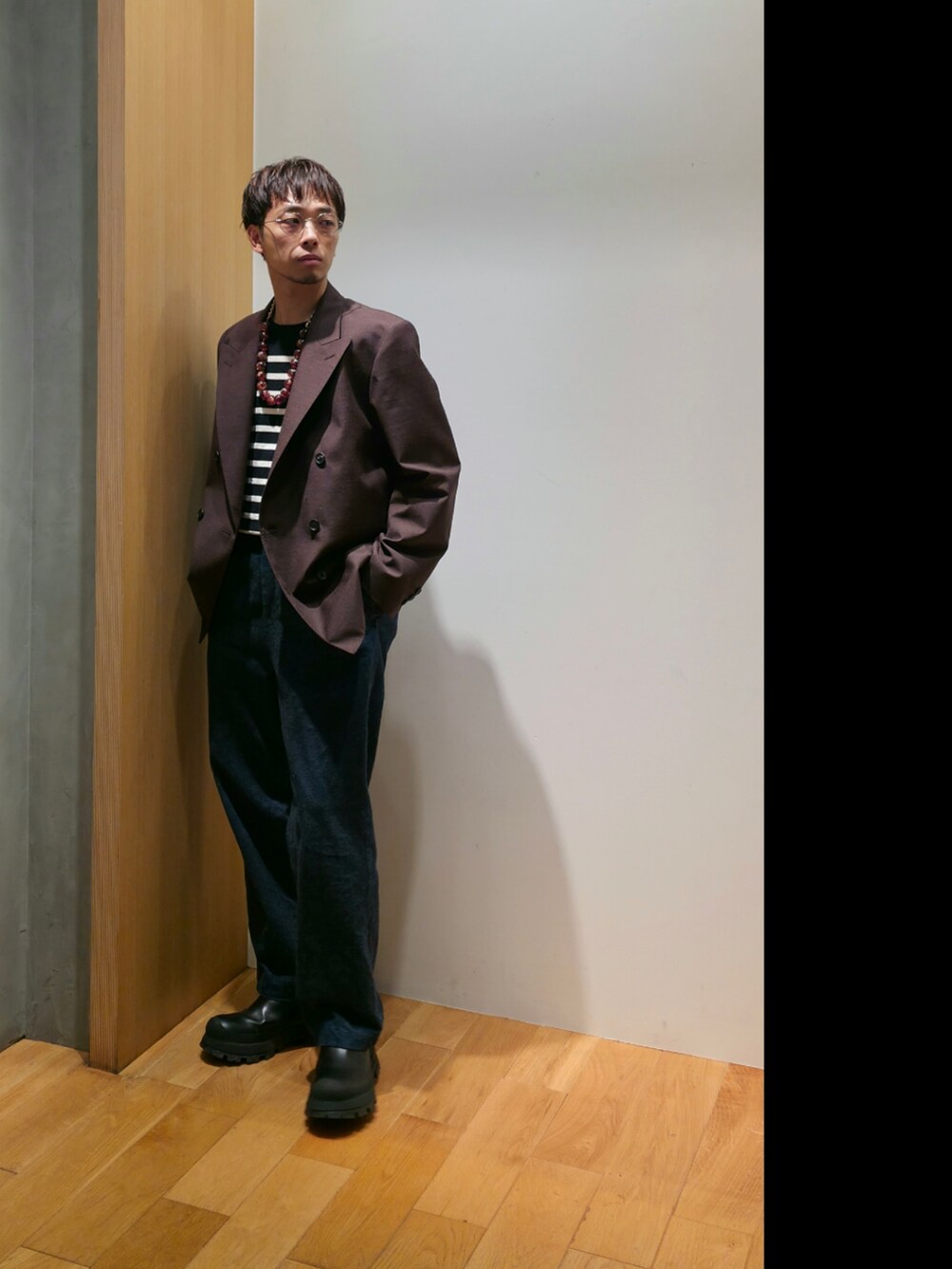 ブラウン系のその他アウター、ブラック系のTシャツ/カットソー、その他のその他を着用したメンズの秋コーディネートの2枚目の写真