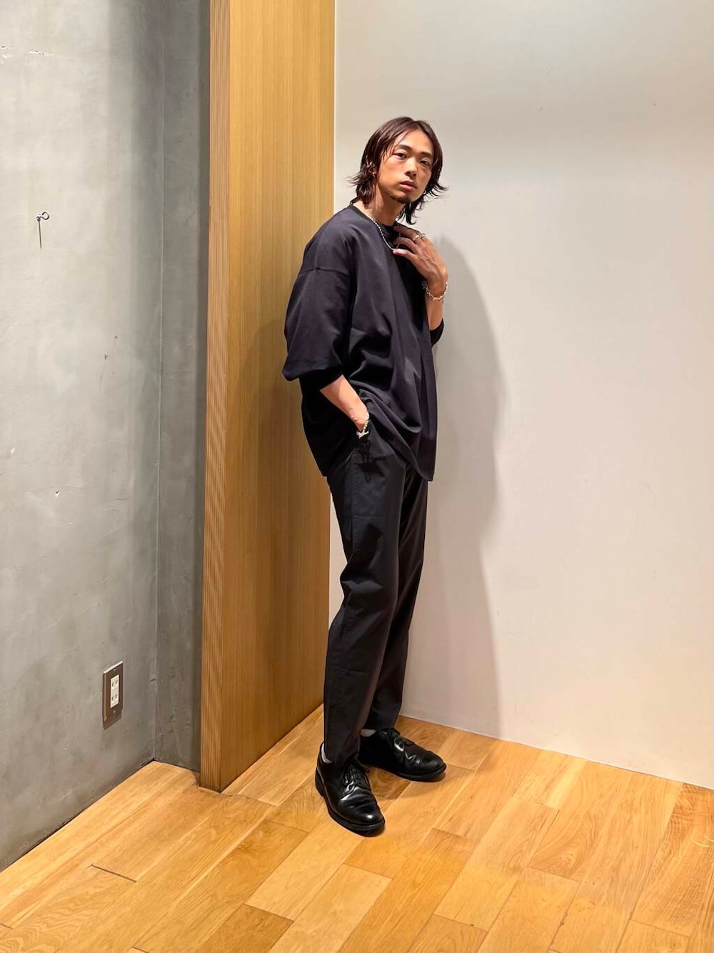 ブルー系のTシャツ/カットソー、グレー系のその他パンツ、ホワイト系のブレスレットを着用したメンズの夏コーディネートの2枚目の写真