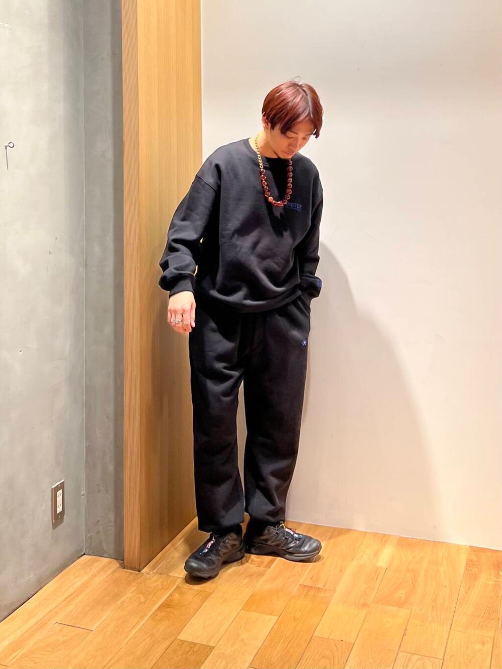 ブラック系のスウェット、ブラック系のその他パンツ、ブラック系のブルゾンを着用したメンズの冬コーディネートの5枚目の写真