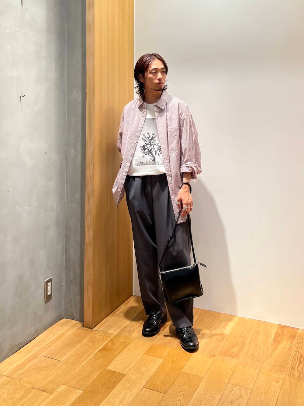 グレー系のその他パンツ、その他のシャツ/ブラウス、ブラック系のショルダーバッグを着用したメンズの夏コーディネートの5枚目の写真