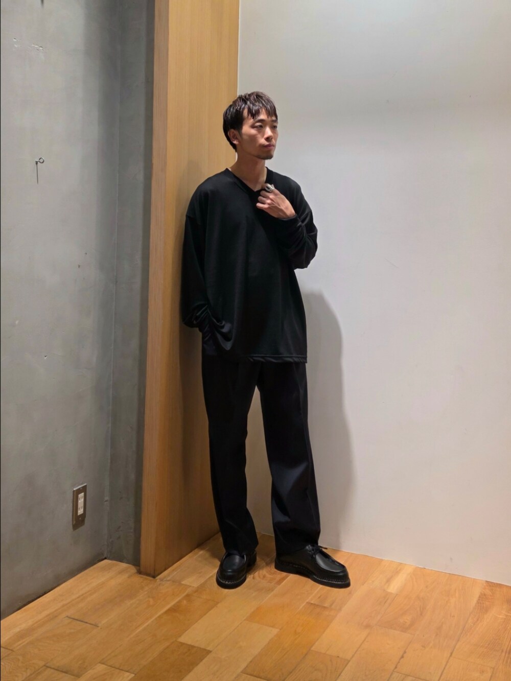 グリーン系のテーラードジャケット、ブラック系のニット/セーター、ブルー系のその他パンツを着用したメンズの秋コーディネートの6枚目の写真